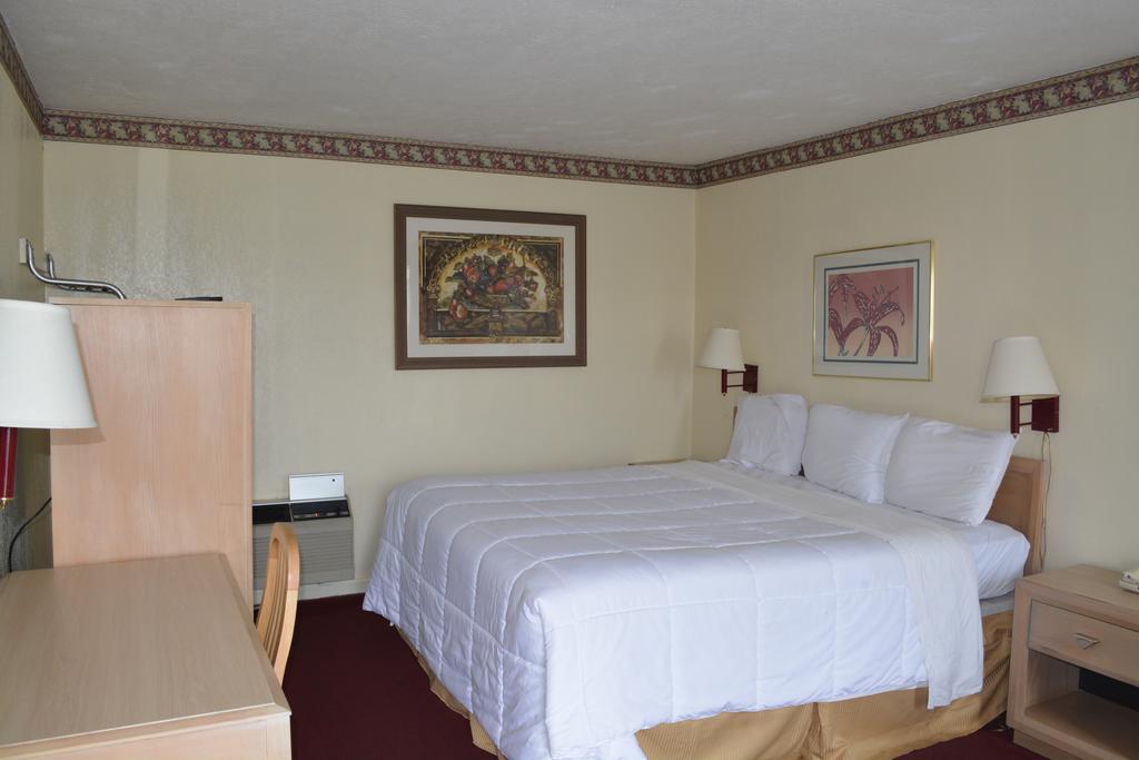 Knights Inn Hurricane Mills Екстериор снимка